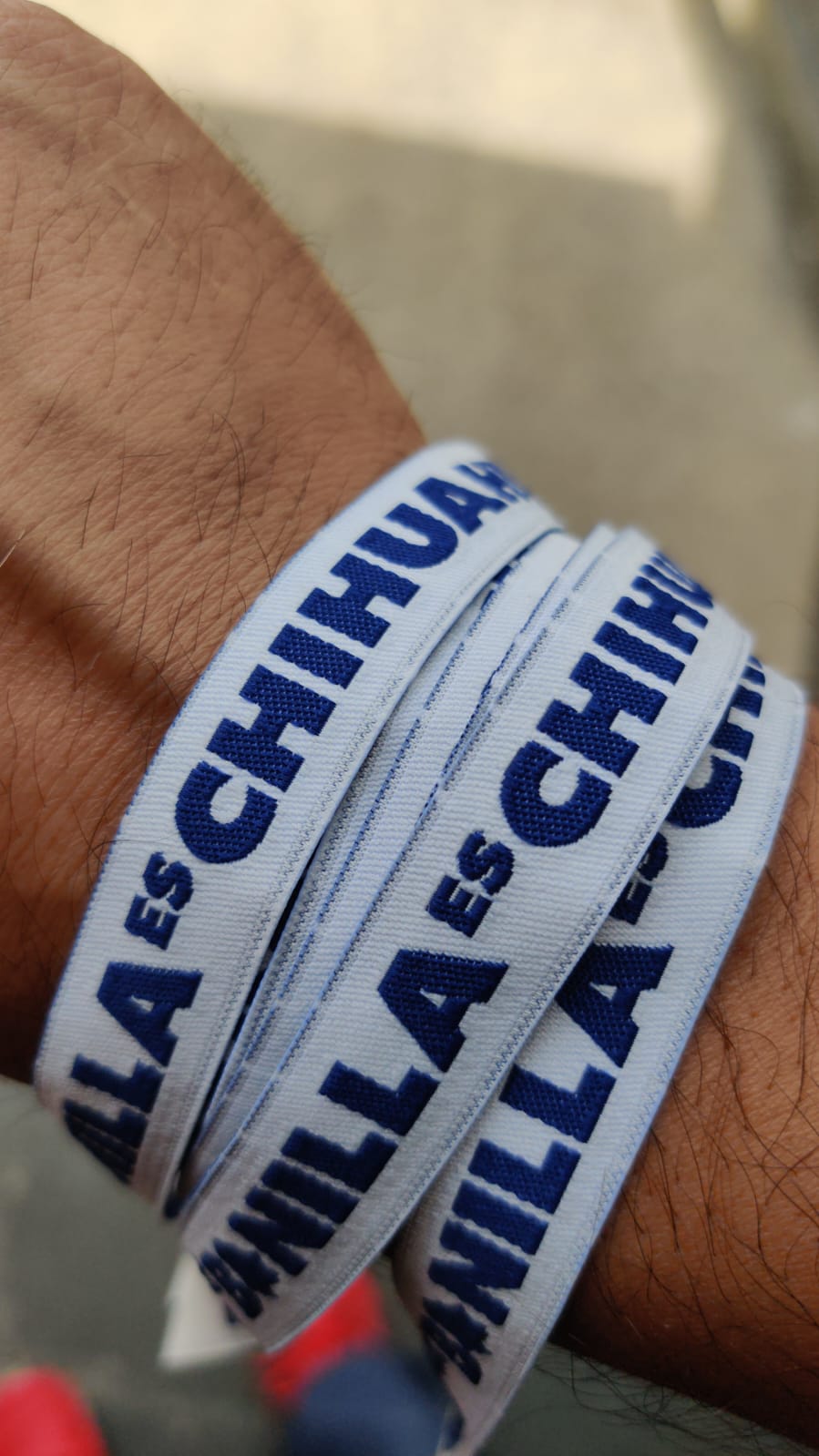 Pulseras bordadas personalizadas con contraste de color